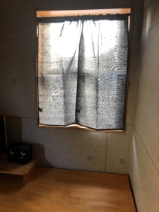 まぶしかった窓にダイソーのつっぱり棒とカーテンを設置。