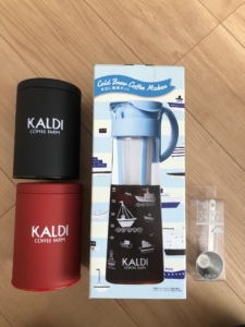 KALDIにて購入したコーヒー豆保管用の缶容器（キャニスター）×2個と、水出しアイスコーヒー用のボトル(1リットル)、コーヒー10g計量スプーン(ステンレス)