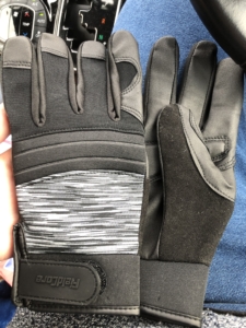 WORKMANで買った滑り止め付き手袋。黒よりのグレー。